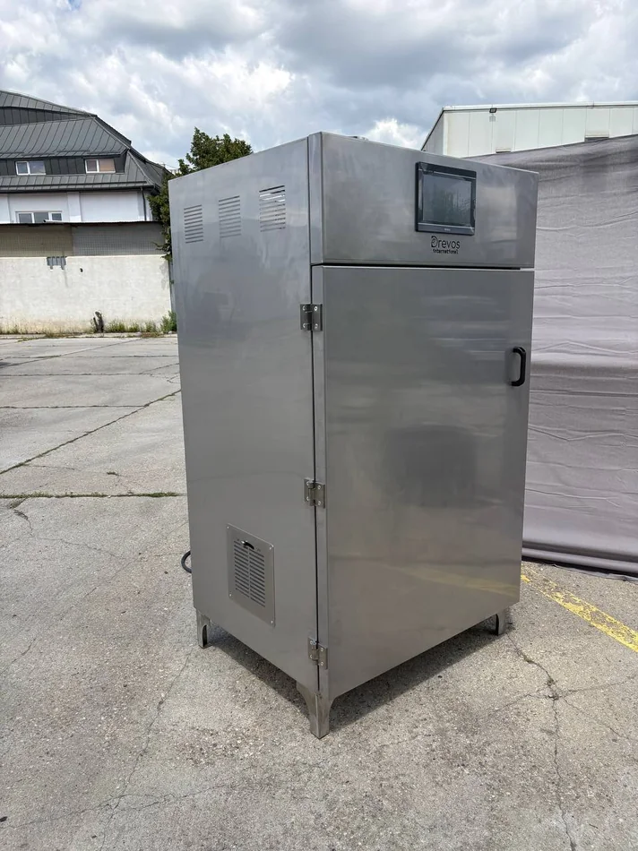 Profit 90 von der linken Seite mit Lüftungsklappen