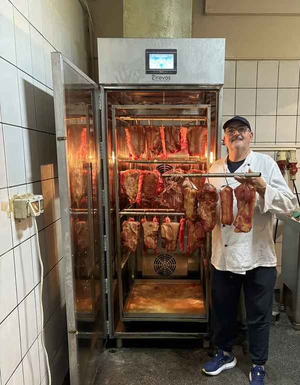Drevos-Kunde mit fertiger Charge an der Kammer