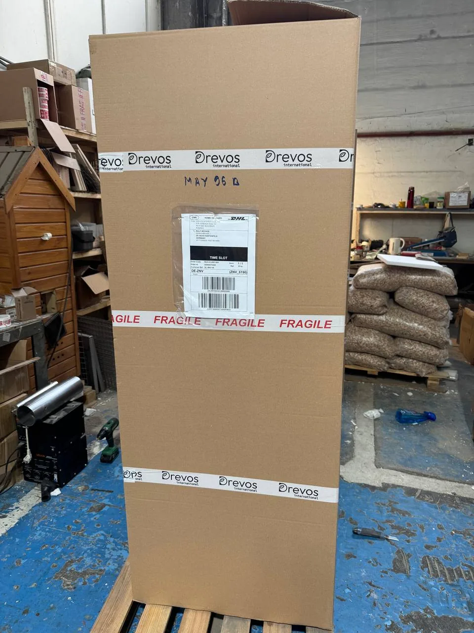 Verpackung des Räucherofens vor dem Versand