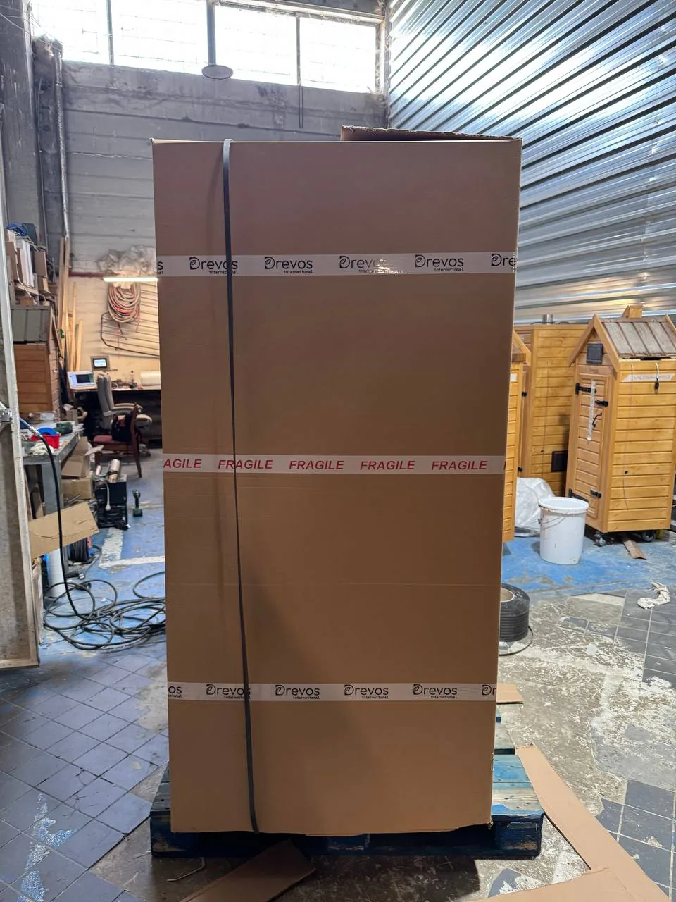 Verpackung des Räucherofens vor dem Versand