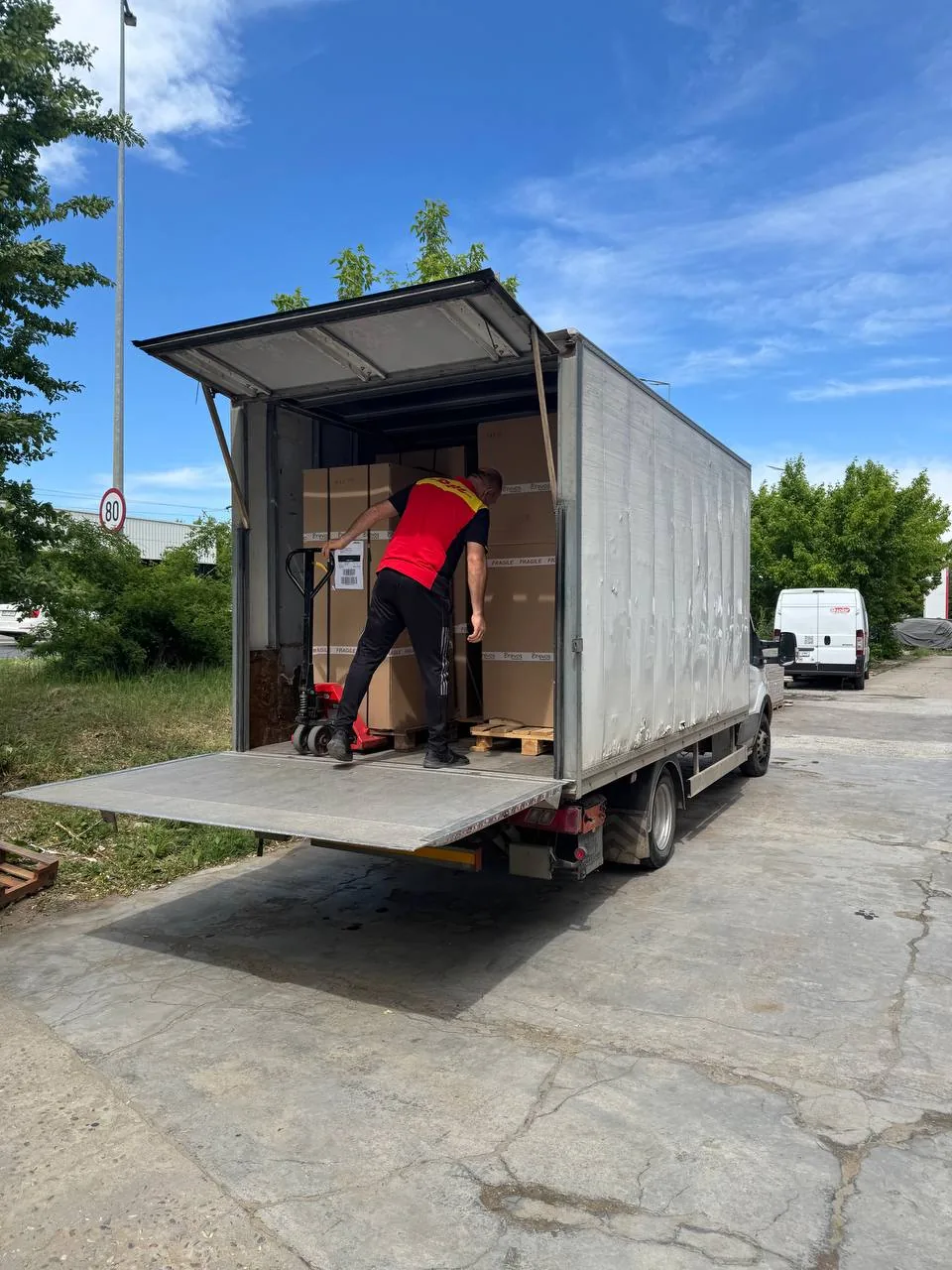 Versand des Räucherofens per DHL