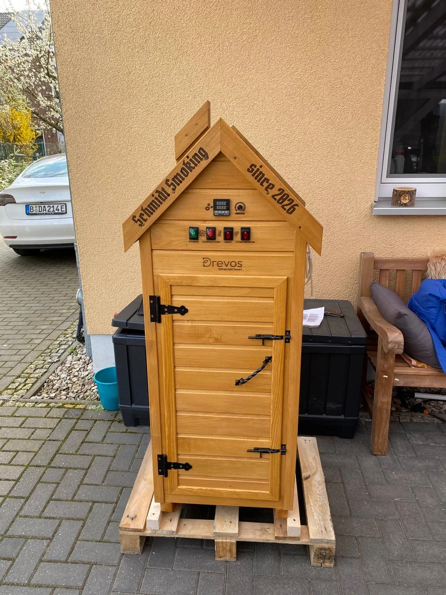 Start mit Namensschild auf dem Dach