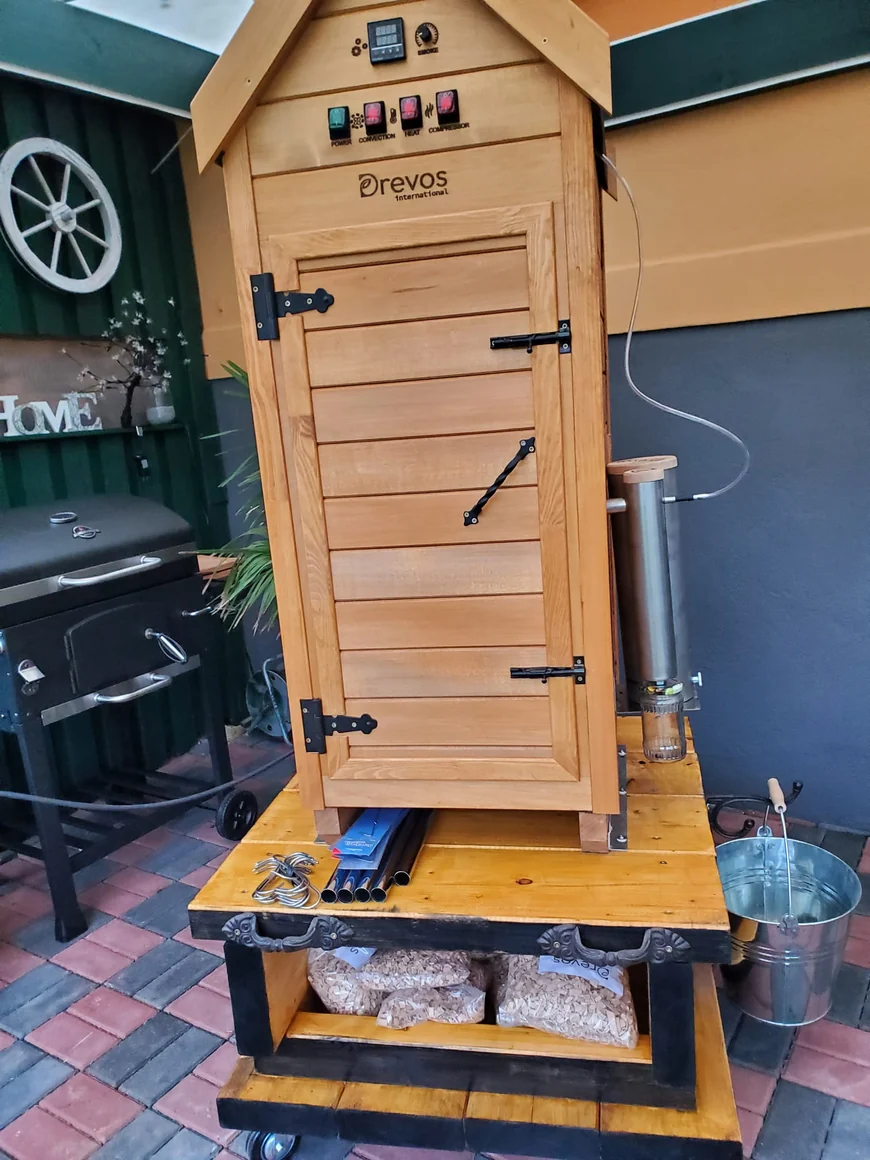 Start auf der Terrasse mit Haken, Stangen und Spänen
