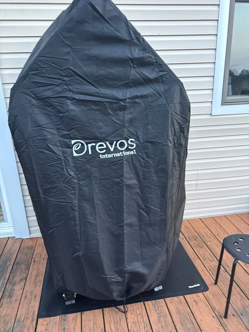 Räucherofen unter der Drevos-Schutzhülle auf der Terrasse